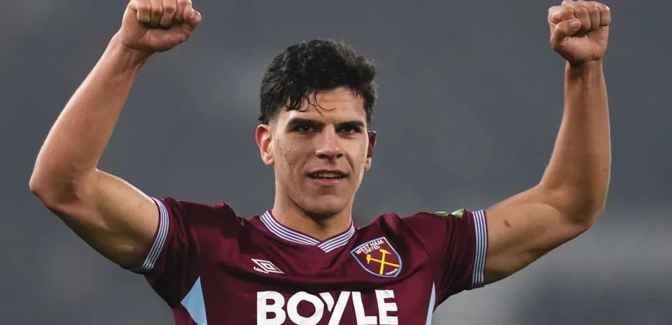 Jugador de West Ham United celebrando con los brazos levantados
