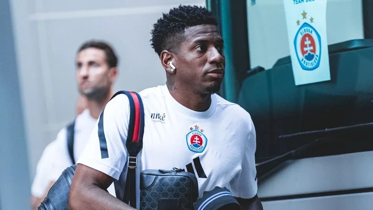 Jugador de Slovan Bratislava llegando al estadio