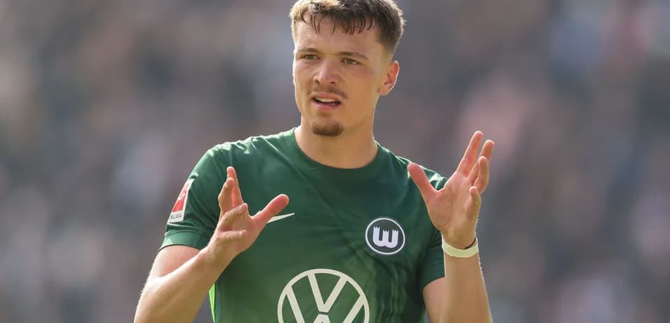 Jugador de Wolfsburgo gesticulando en el campo