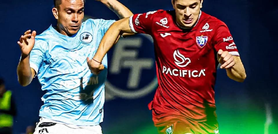 Jugadores de Tepatitlán y CDS Tampico Madero en acción