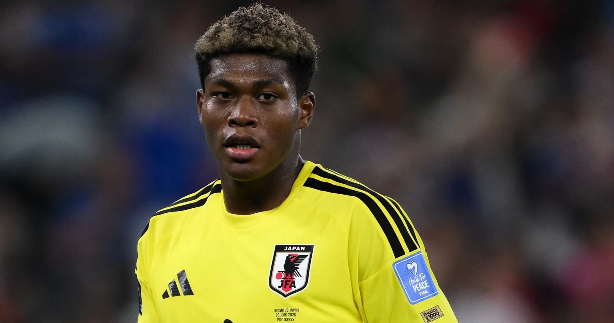 Jugador japonés en uniforme de portero durante partido