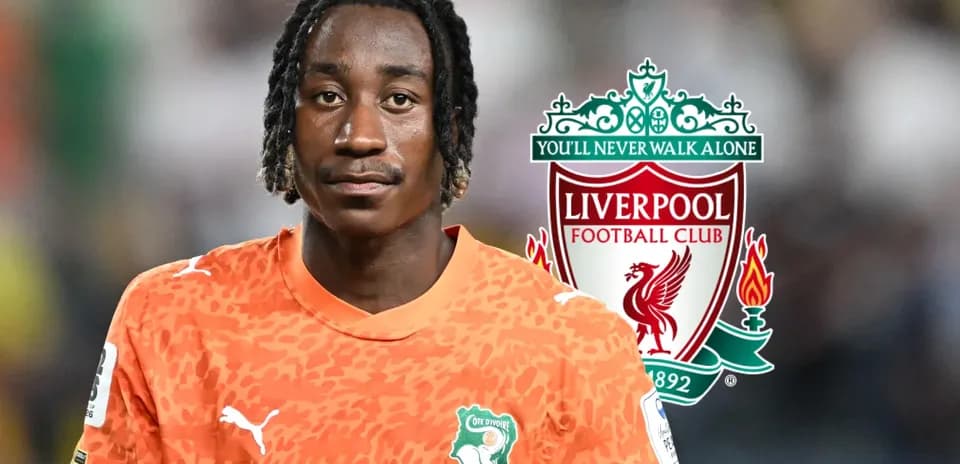 Portero con camiseta de Côte d'Ivoire y logo de Liverpool
