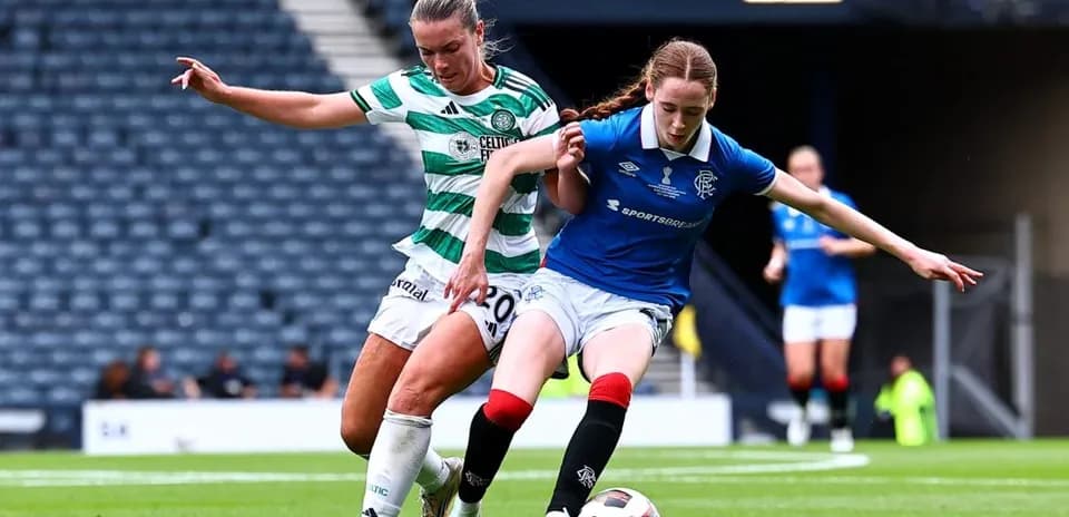 Jugadoras de Celtic y Rangers luchando por el balón
