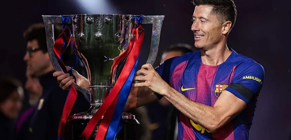 Jugador sosteniendo trofeo en celebración