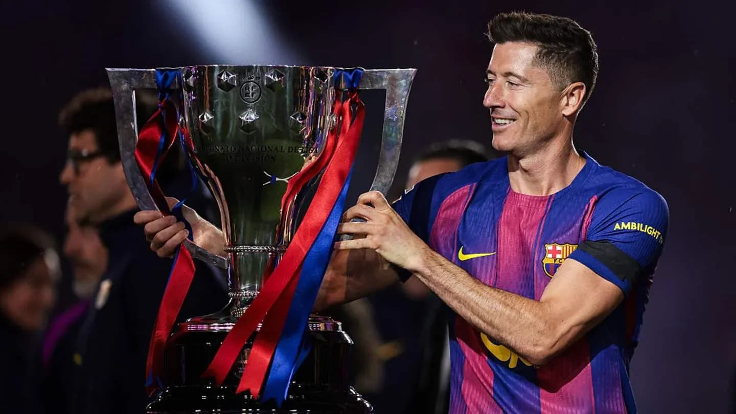 Jugador sosteniendo trofeo en celebración