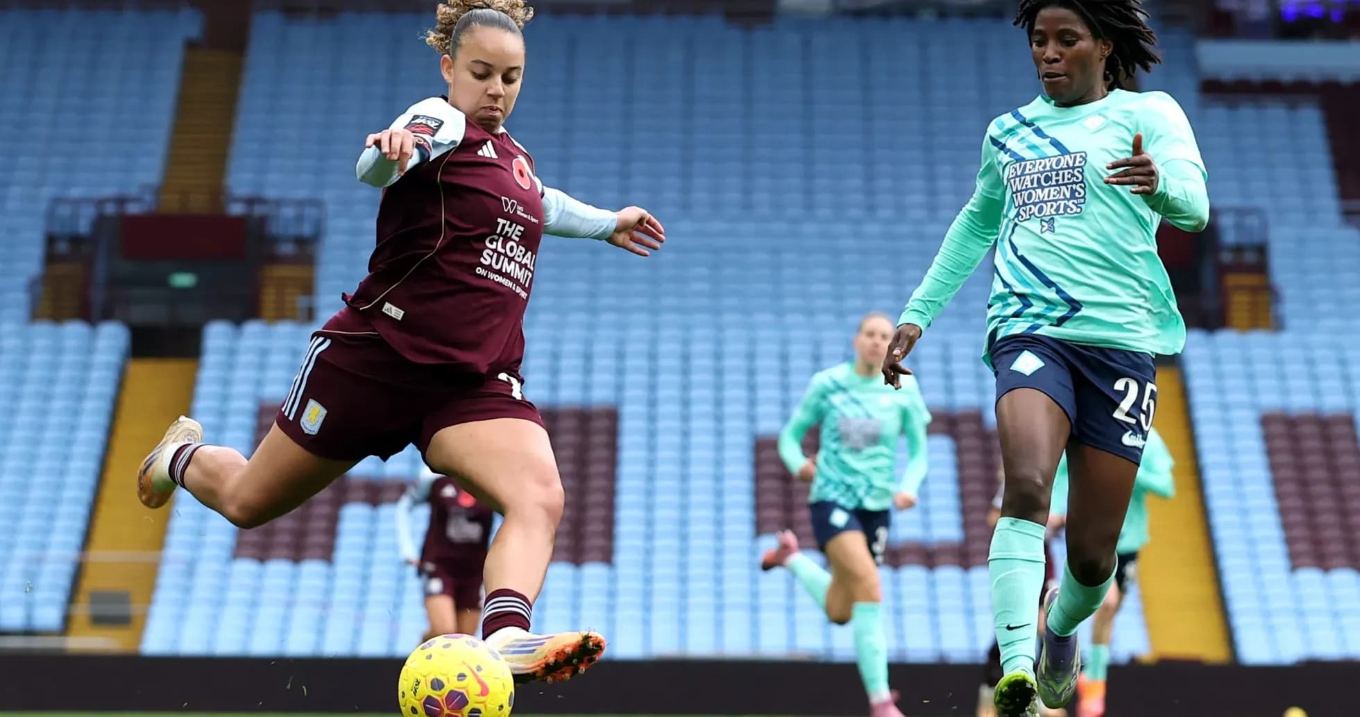 Jugadora de Aston Villa golpeando el balón
