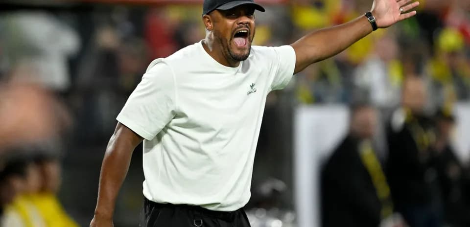 Entrenador dirigiendo a su equipo durante el partido