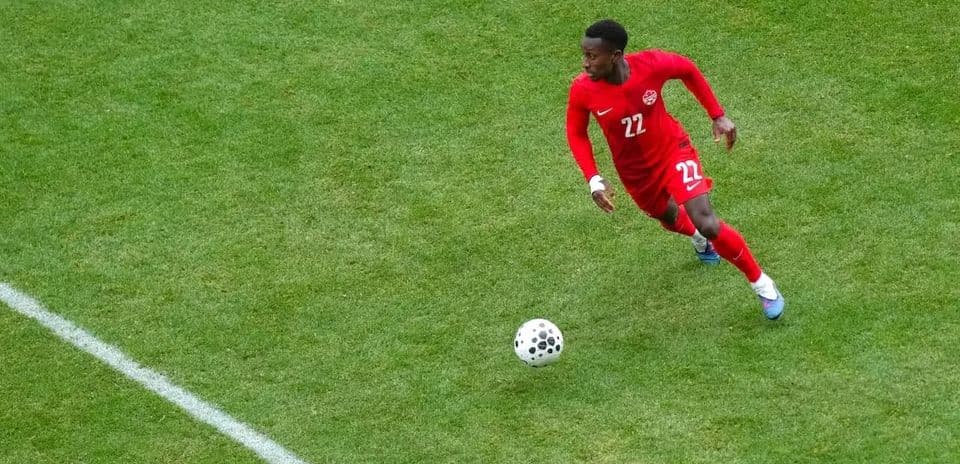 Jugador de Canadá corriendo tras el balón