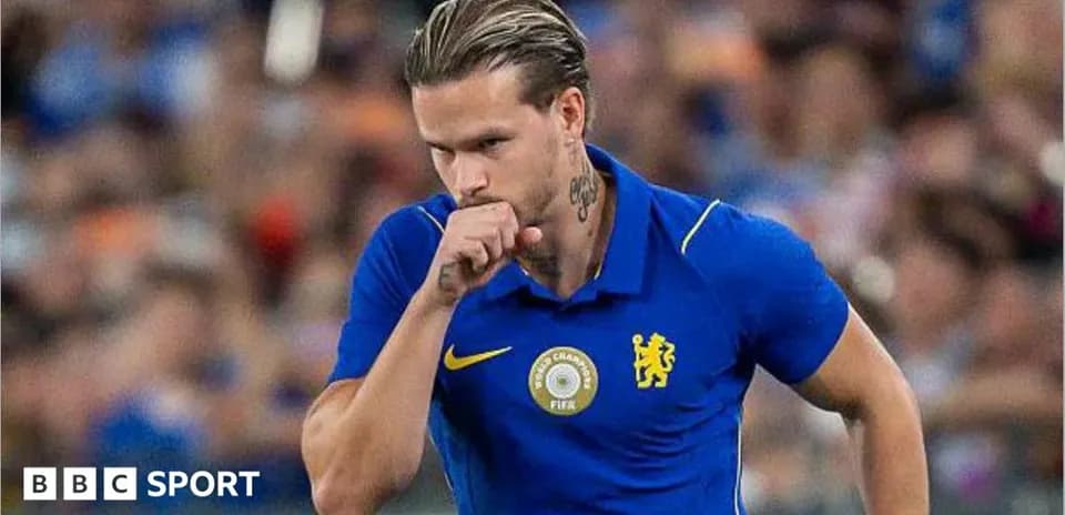 Jugador de fútbol con camiseta azul de Chelsea