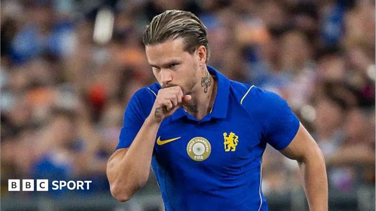 Jugador de fútbol con camiseta azul de Chelsea
