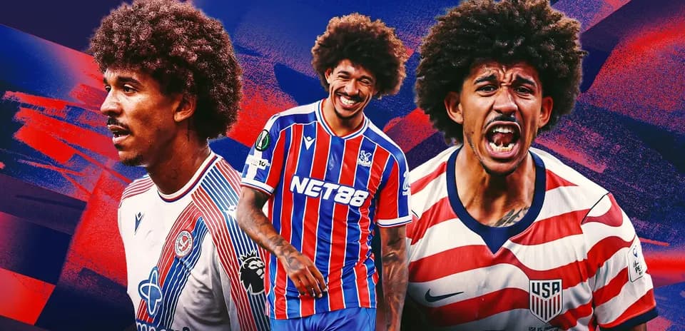Jugador mostrando varias camisetas en fondo colorido