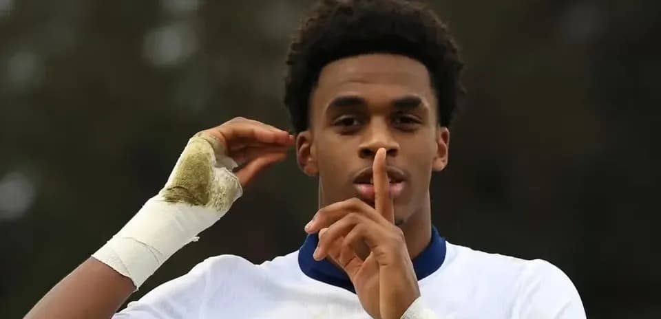 Jugador haciendo gesto de silencio en el campo