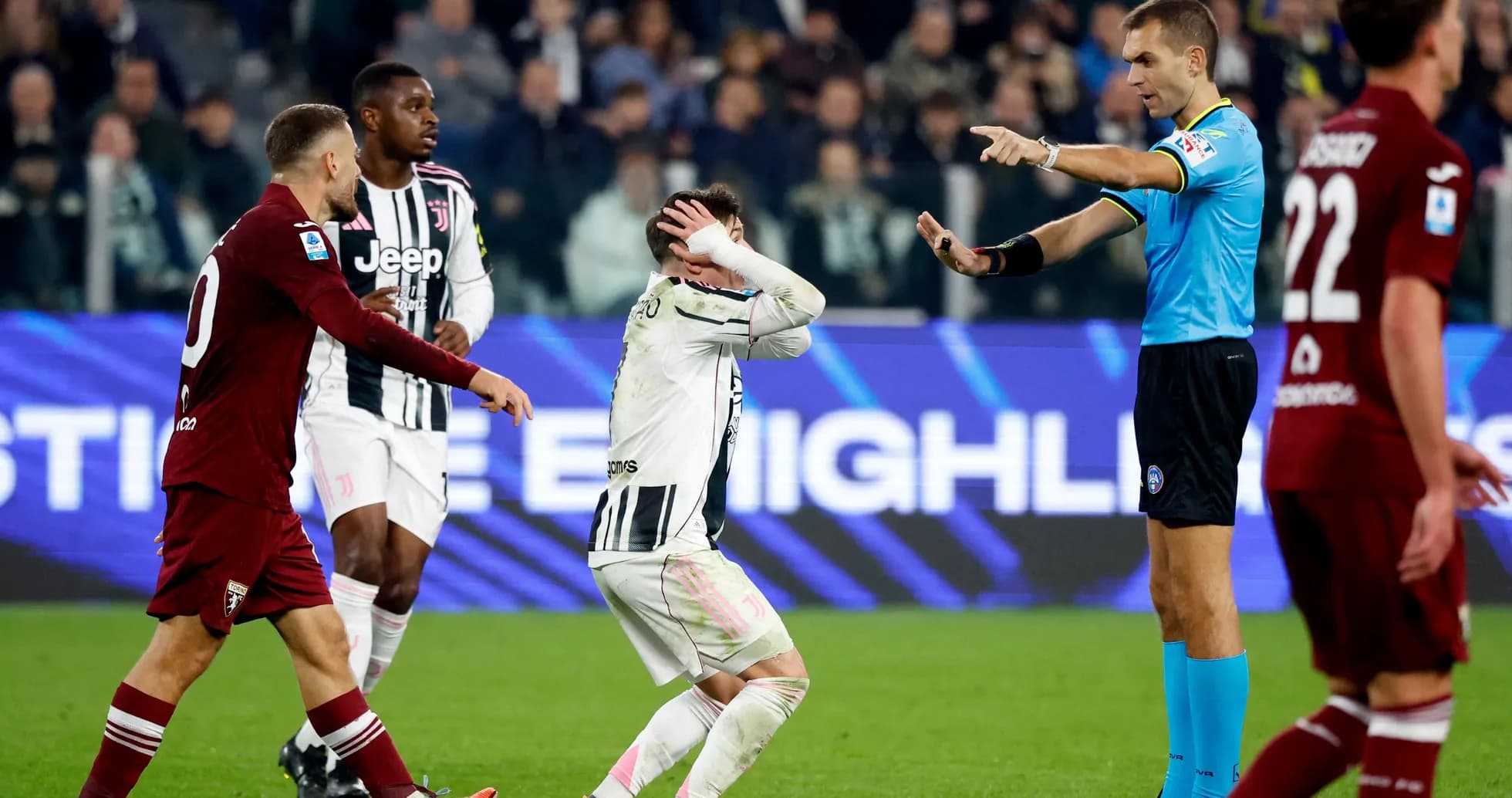 Jugadores de Torino y Juventus en acción