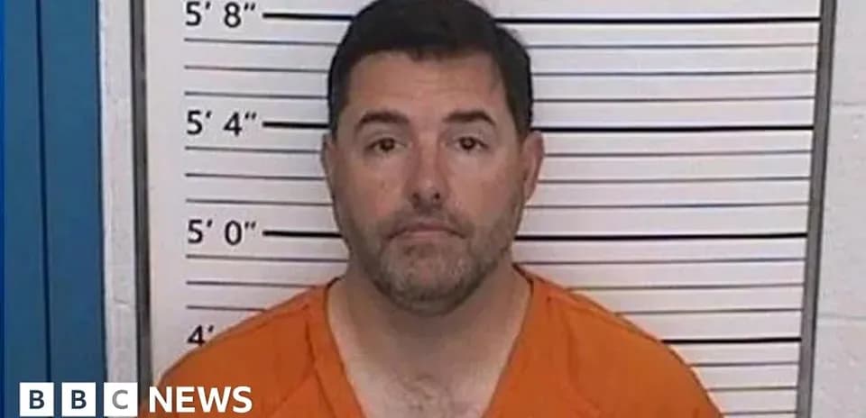 Hombre con camiseta naranja en un mugshot