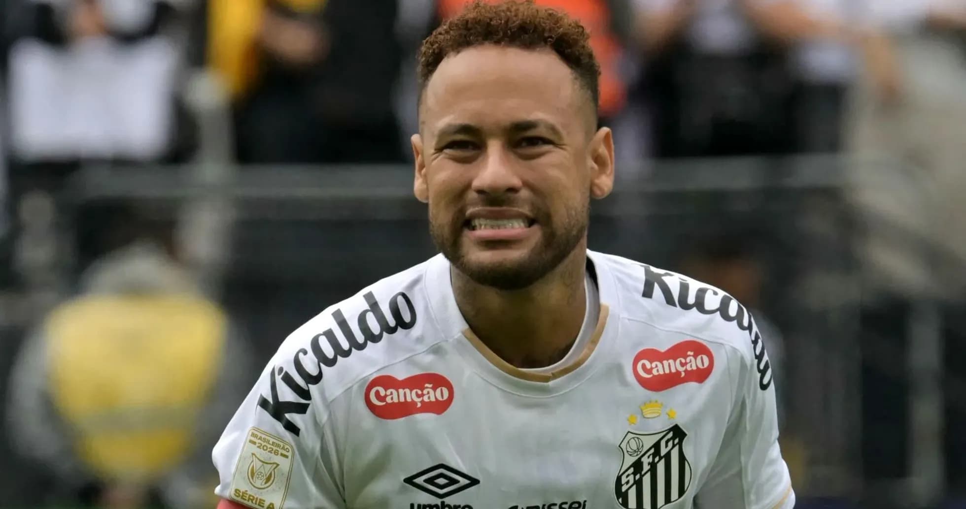 Neymar sonriendo en el campo con camiseta de Santos