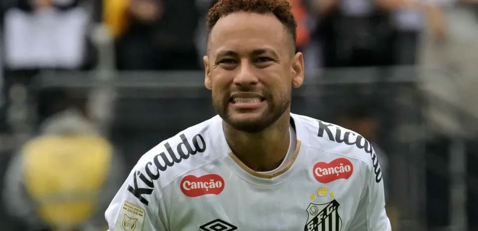 Neymar sonriendo en el campo con camiseta de Santos