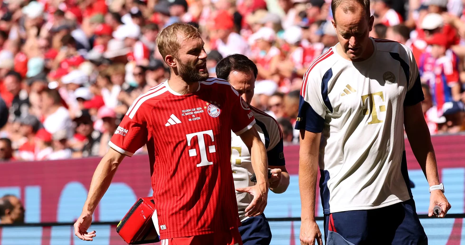 Jugador de Bayern Múnich saliendo del campo con el médico