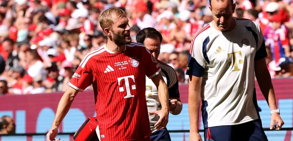 Jugador de Bayern Múnich saliendo del campo con el médico