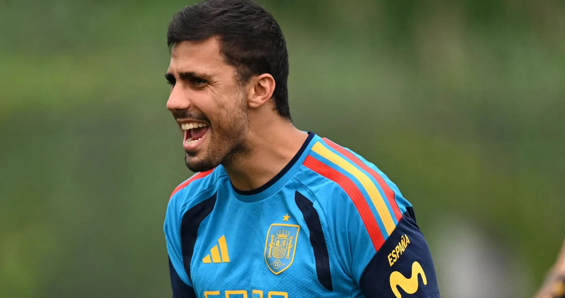 Jugador de España animando durante entrenamiento
