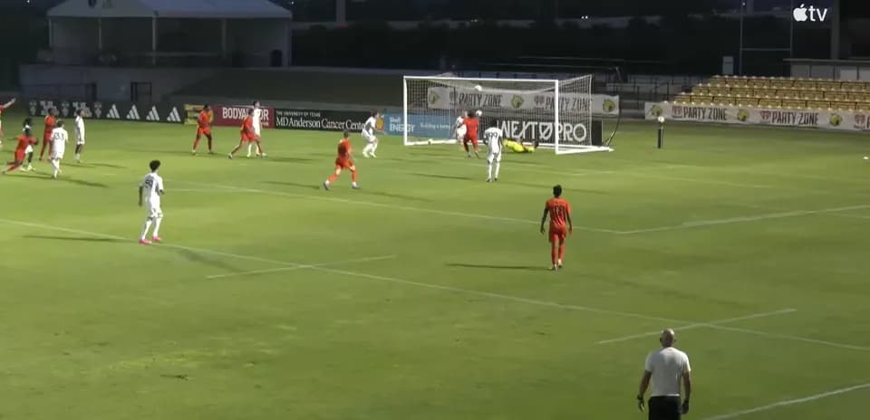 Jugadores compitiendo en el partido de fútbol