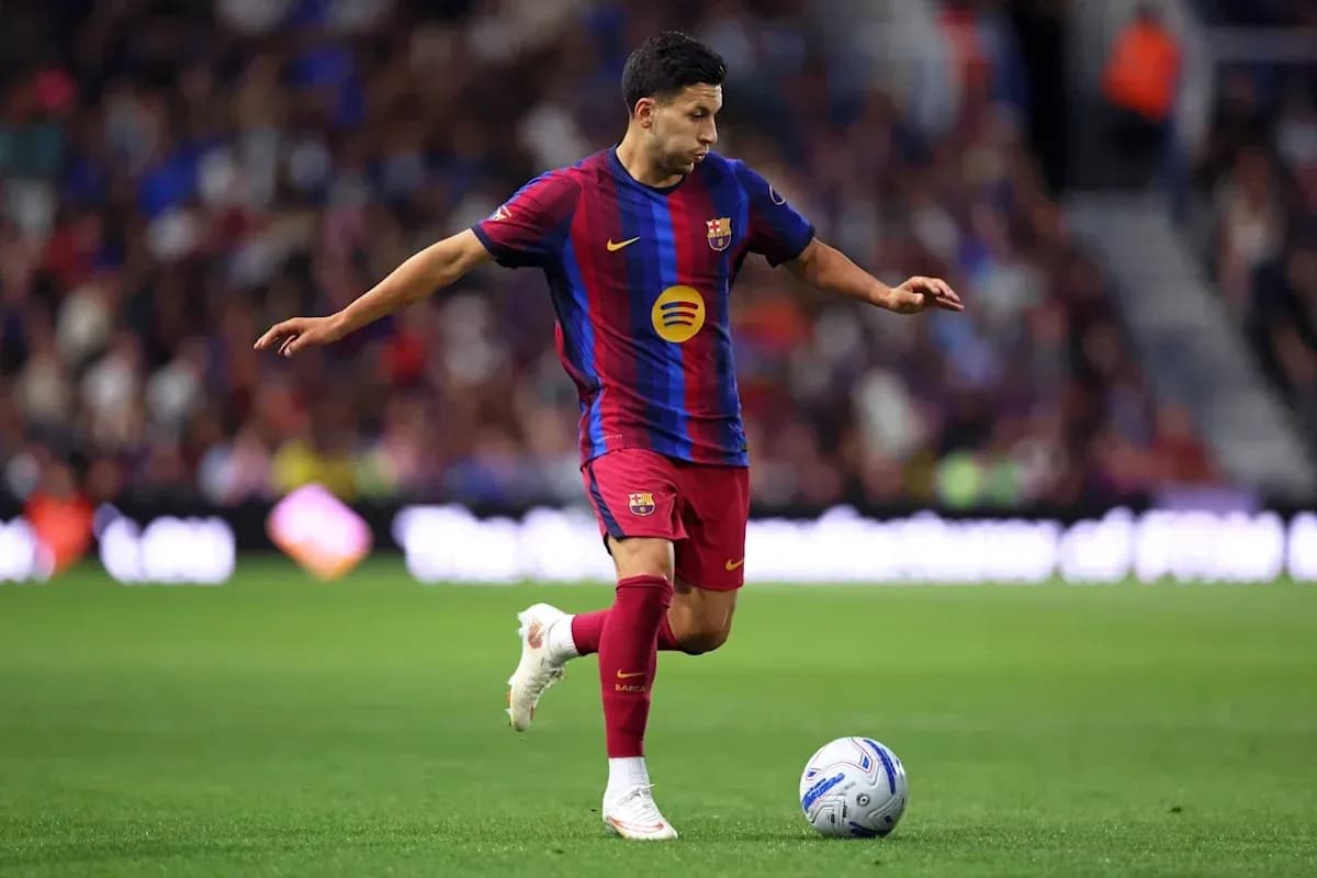 Jugador de Barcelona controlando el balón en el campo