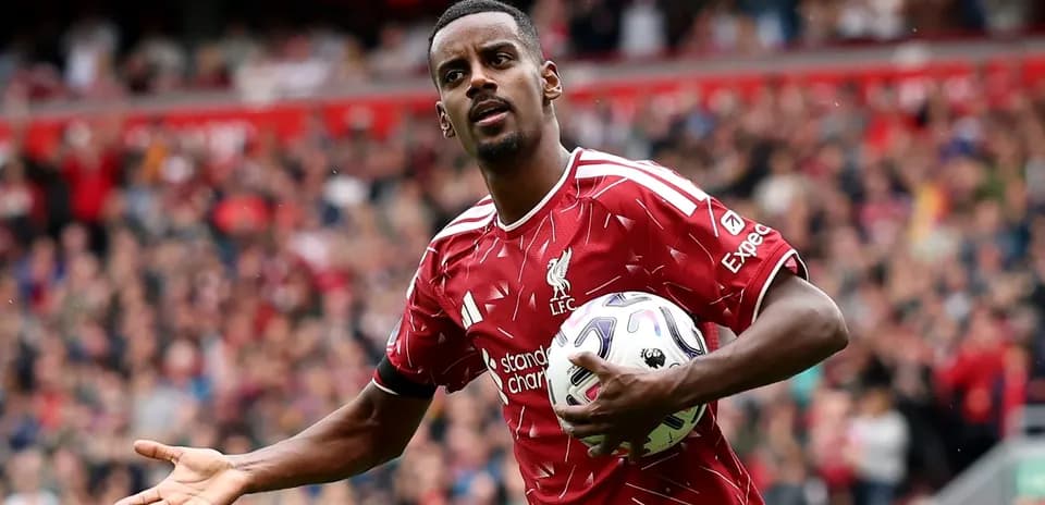 Jugador de Liverpool sosteniendo el balón en el campo