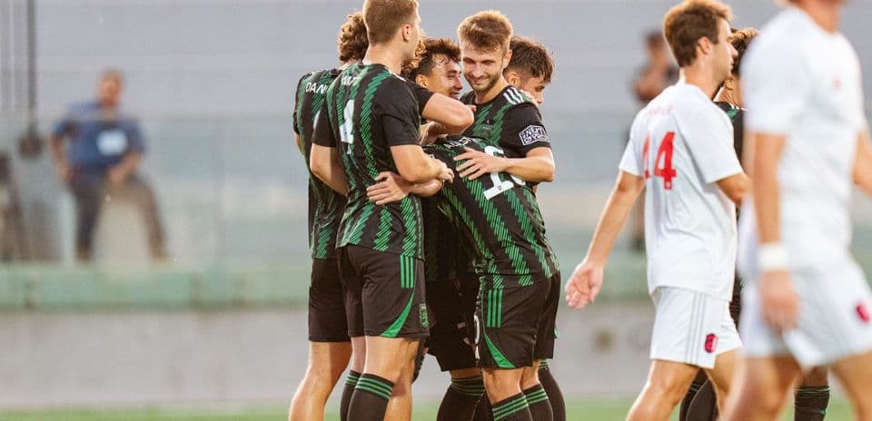 Jugadores de Austin II celebrando un gol