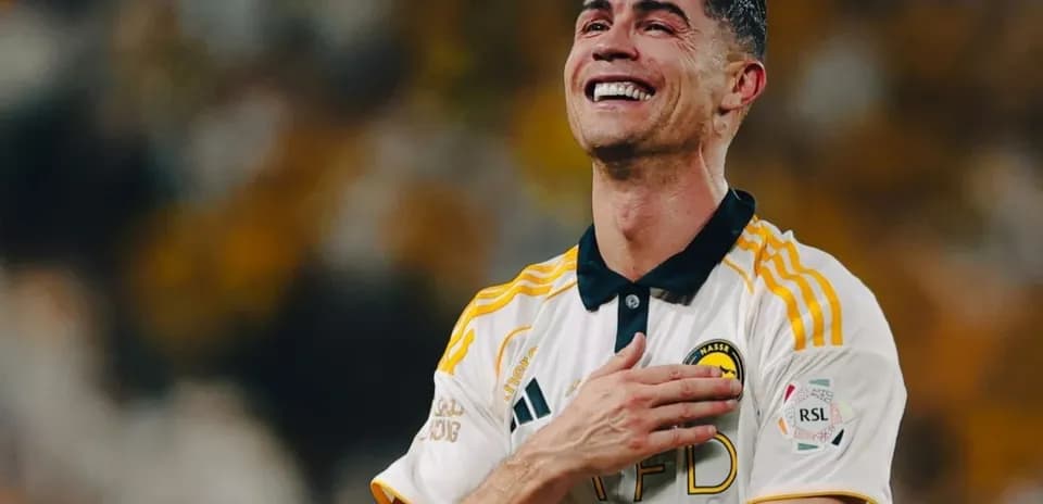 Jugador sonriente con camiseta de Al Nassr celebrando