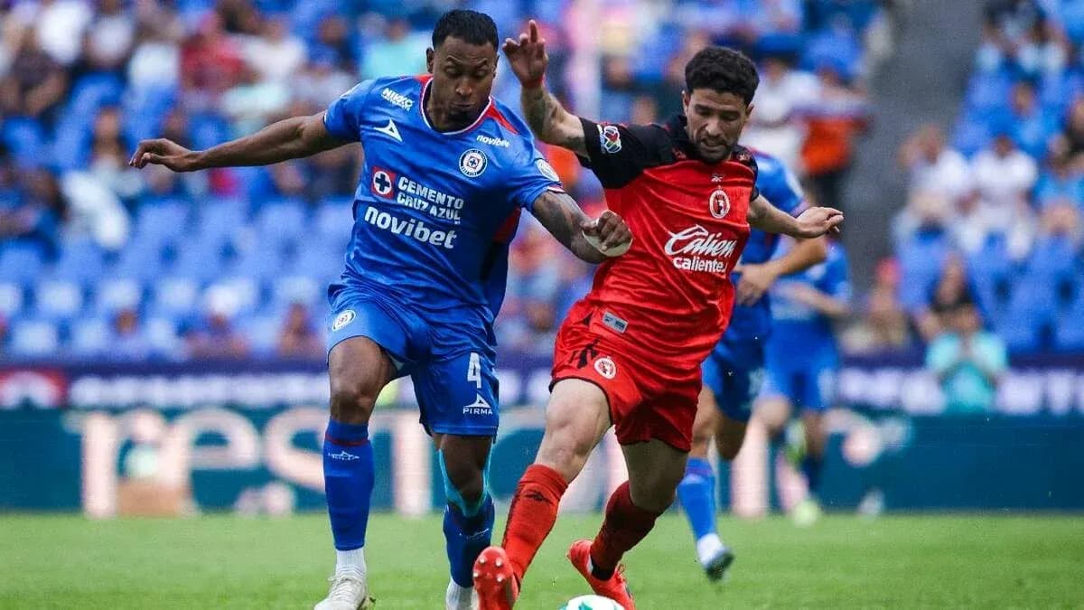 Jugadores de Tijuana y Cruz Azul en acción