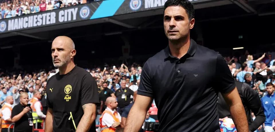 Entrenadores caminando hacia el campo en el estadio