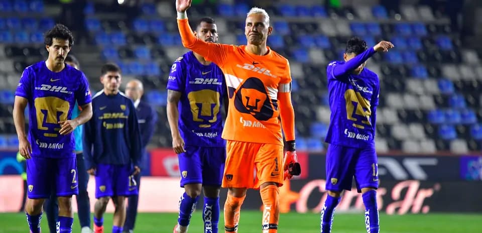 Jugadores de U.N.A.M. Pumas celebrando en el campo