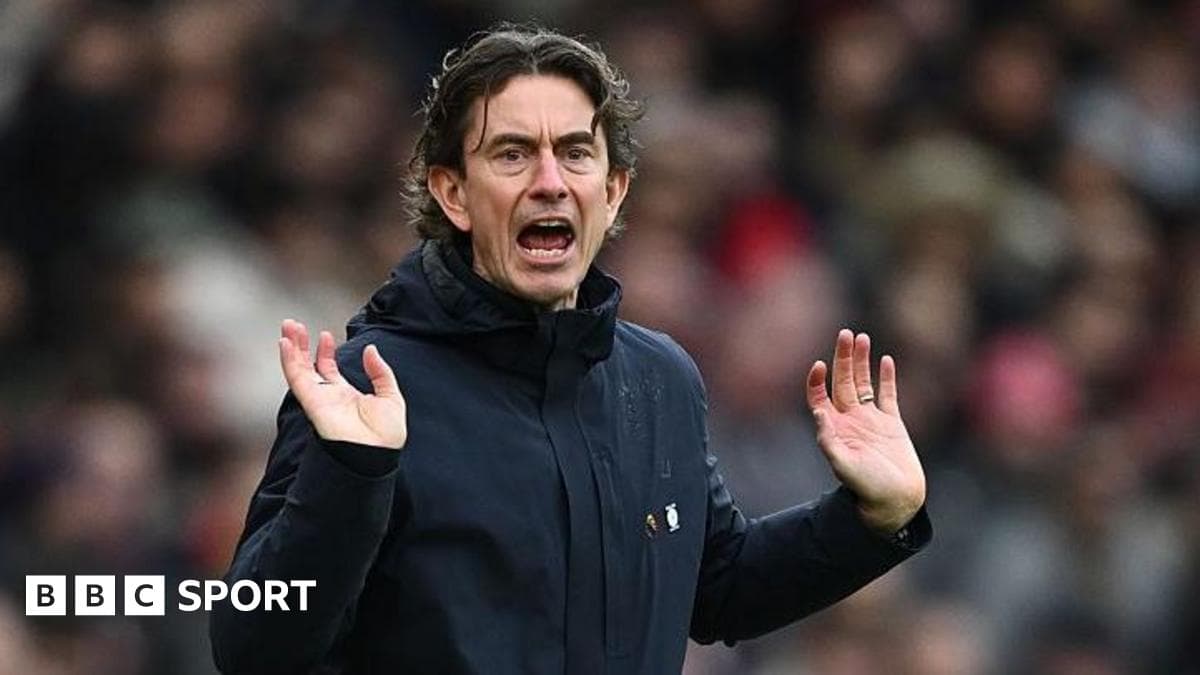 Entrenador dirigiendo a su equipo en el campo