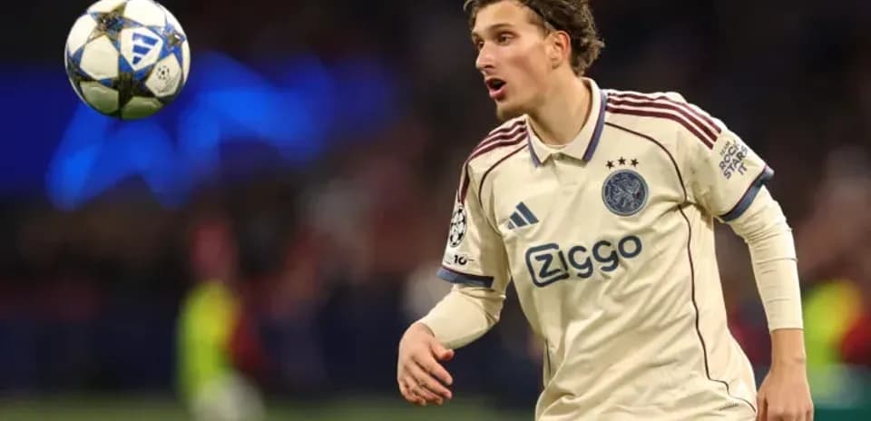 Jugador de Ajax controlando el balón durante partido