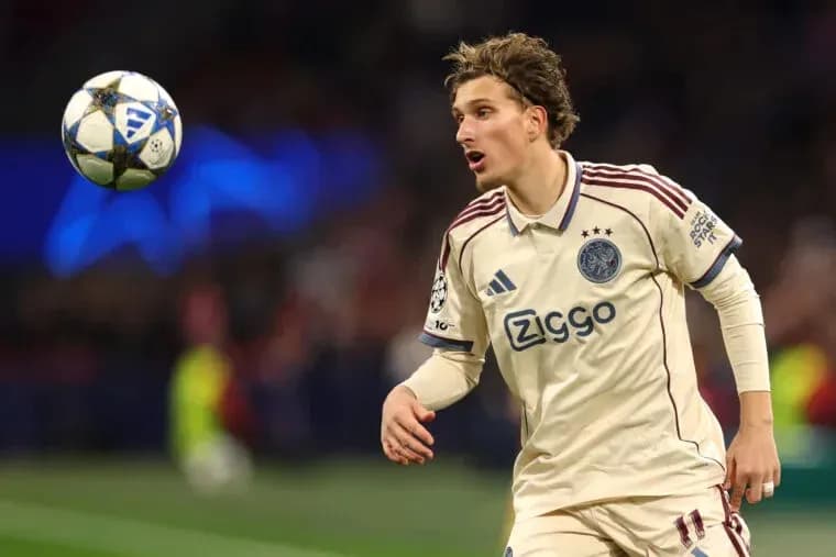 Jugador de Ajax controlando el balón durante partido