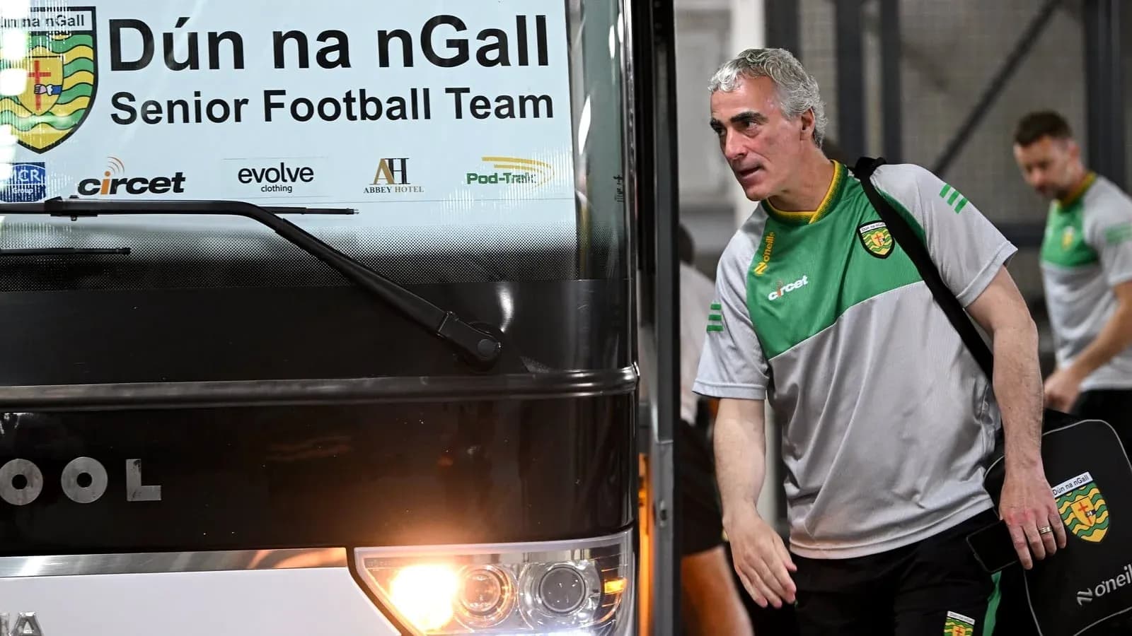Entrenador de Dún na nGall llegando al autobús