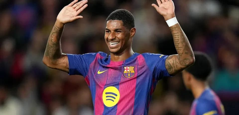 Jugador del Barcelona saludando a los aficionados