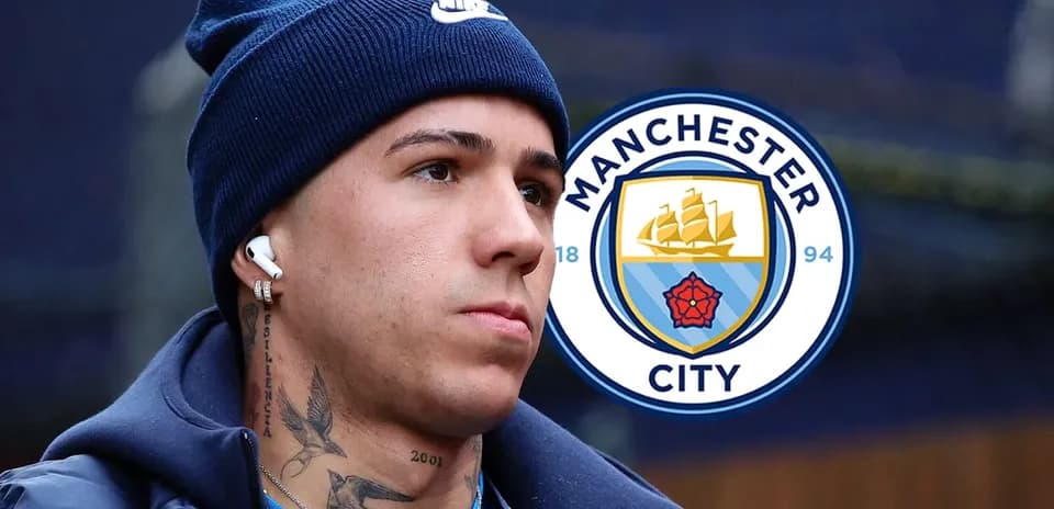 Jugador de Manchester City con auriculares y gorro