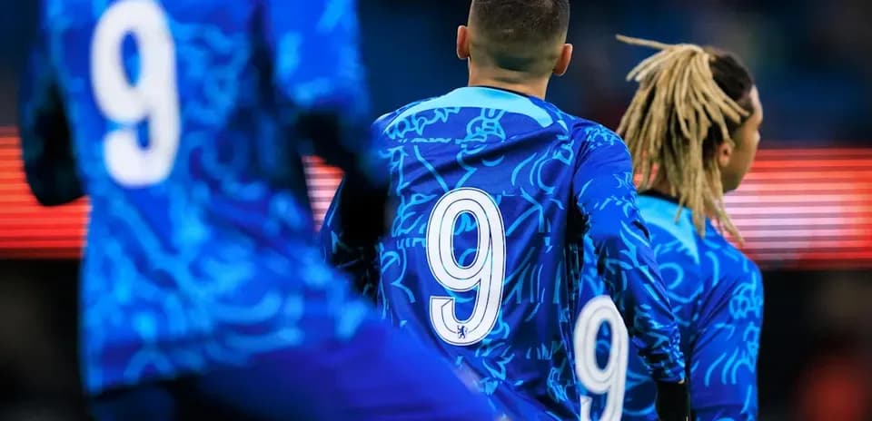 Jugadores con camisetas azules número 9 en campo