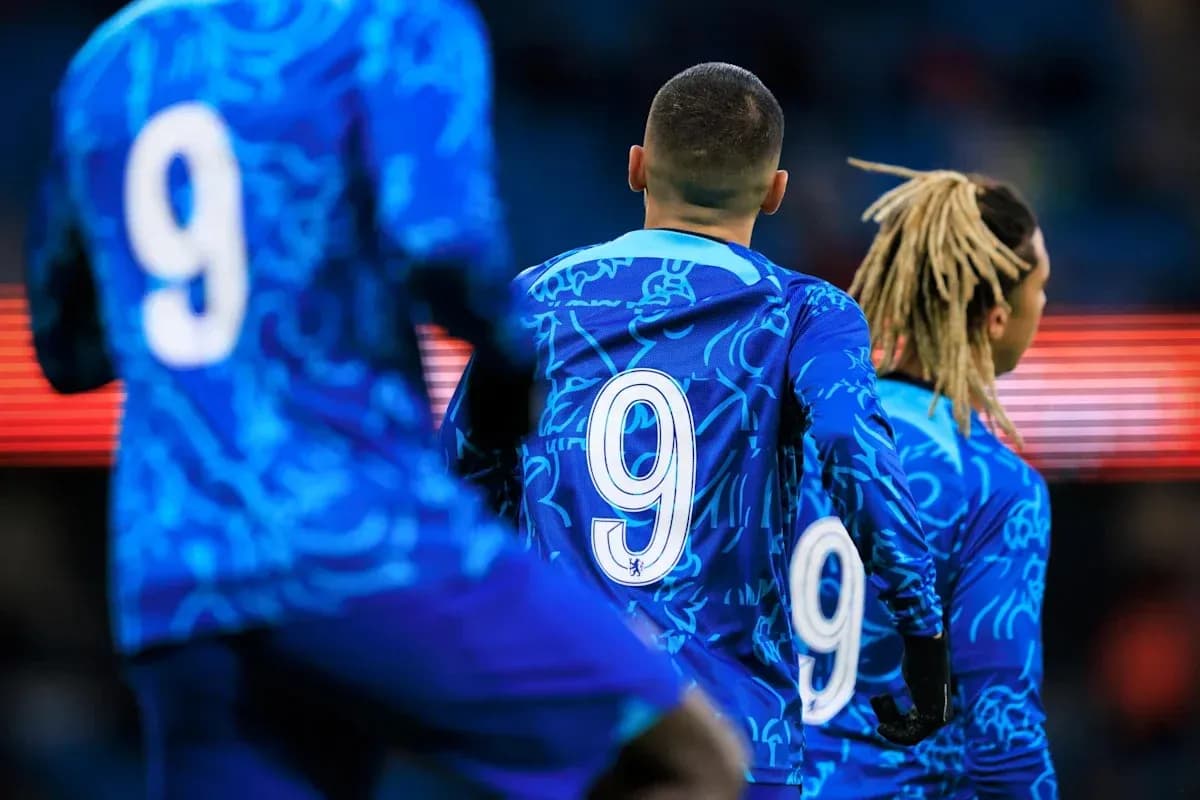 Jugadores con camisetas azules número 9 en campo