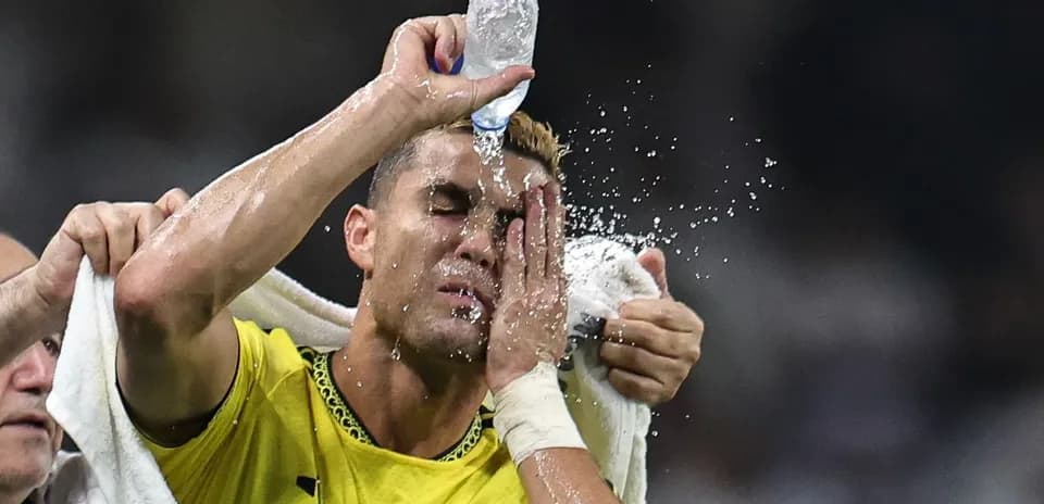 Jugador recibiendo agua en la cara durante el partido
