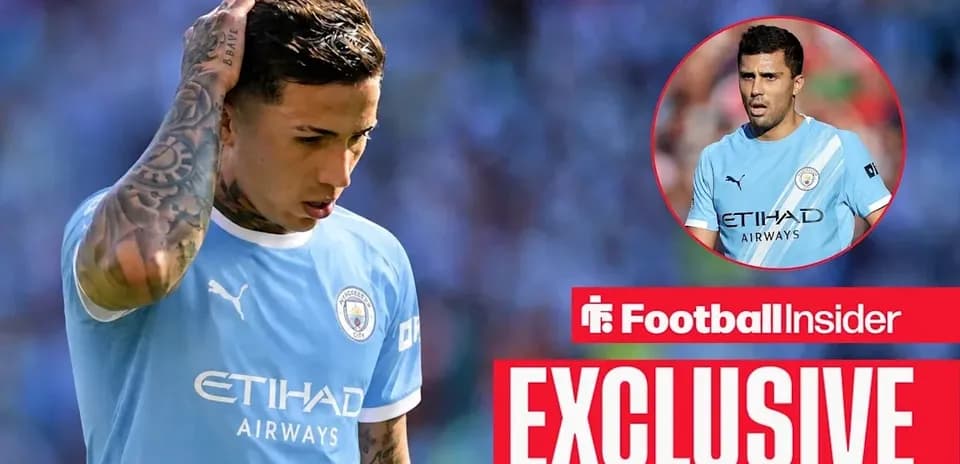 Jugador de Manchester City con camiseta azul en el campo