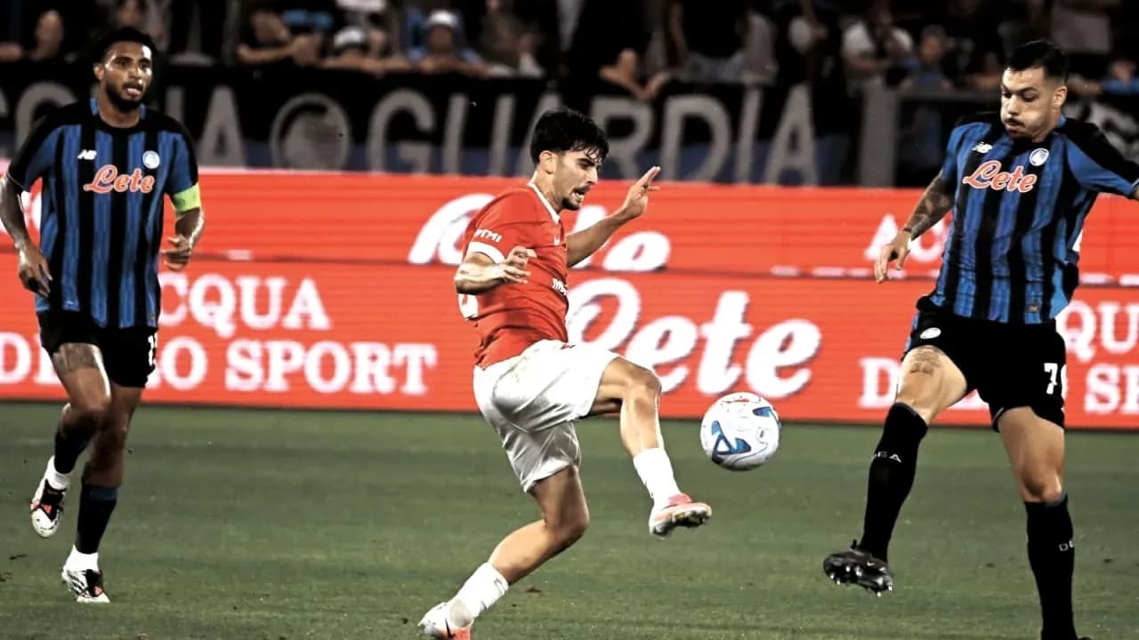 Jugador de fútbol controla el balón en el partido