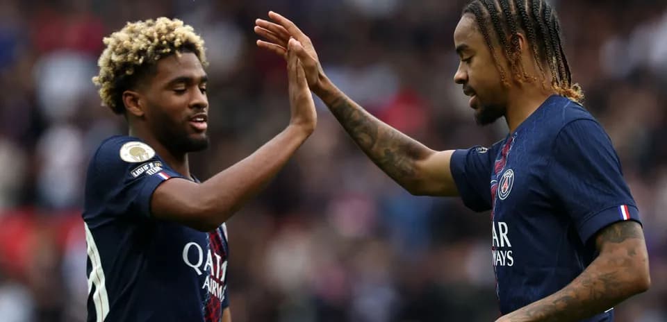 Jugadores de PSG celebrando un buen momento en el partido