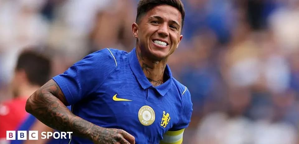 Jugador de Chelsea sonriendo durante el partido