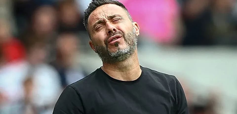 Entrenador en el banquillo durante el partido