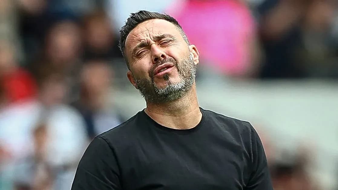 Entrenador en el banquillo durante el partido