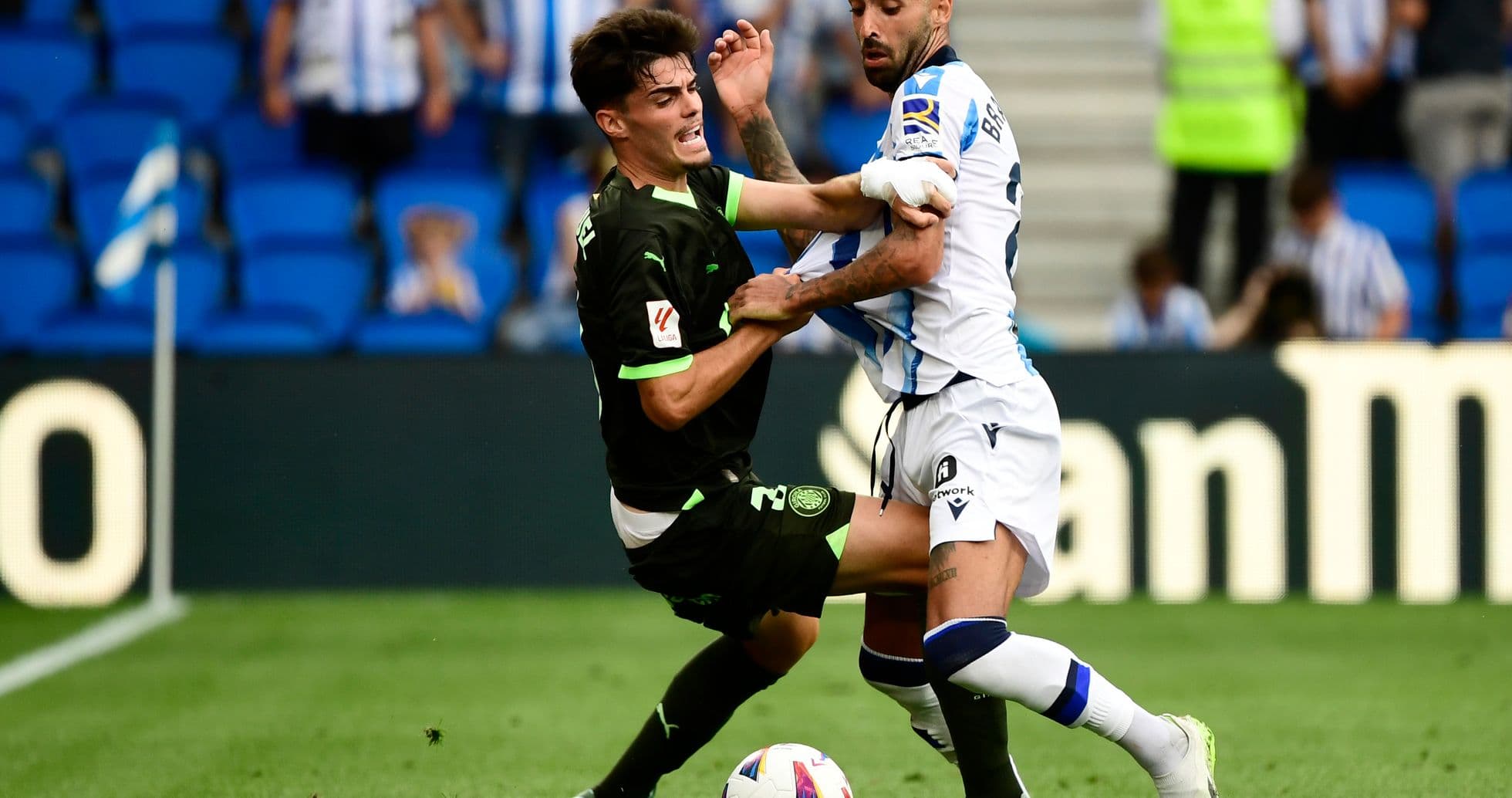 Dos jugadores luchando por el balón en La Liga