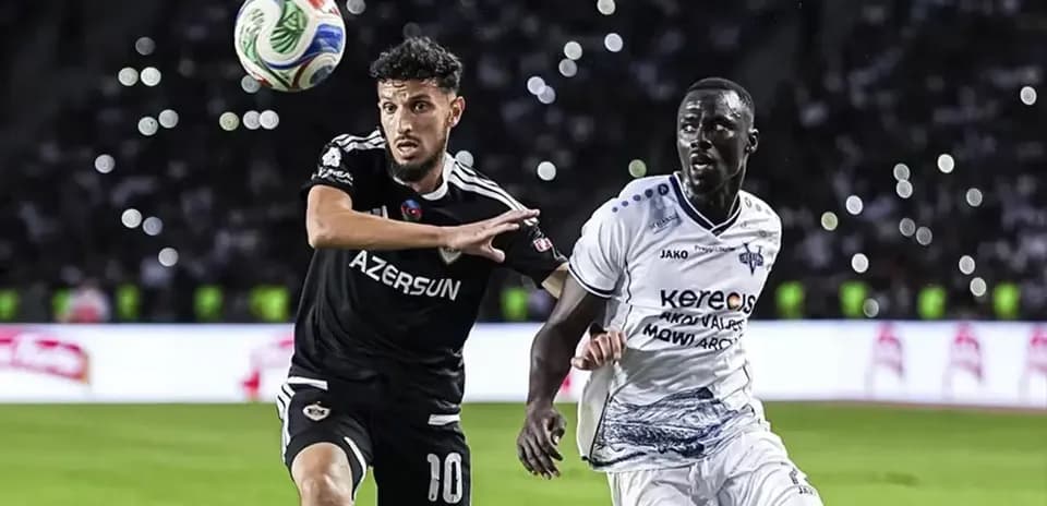 Jugadores compitiendo por el balón en partido