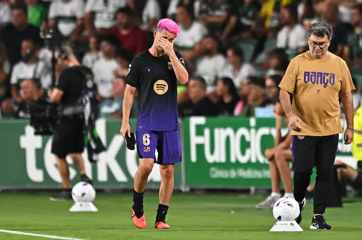 Jugador con cabello rosa caminando por la línea de banda