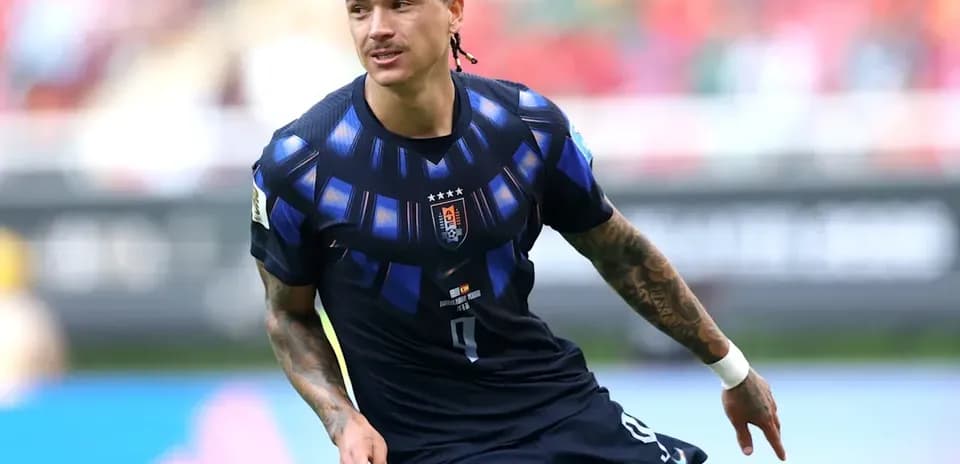 Jugador corriendo en campo durante partido de fútbol